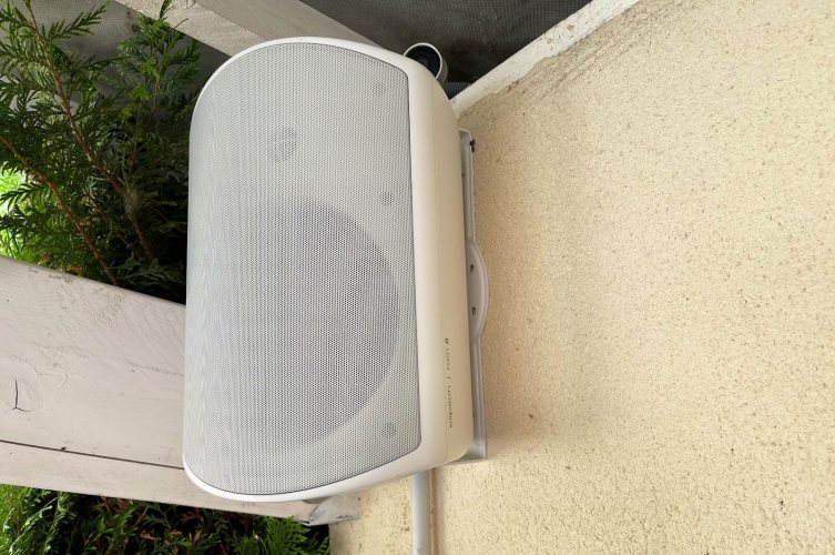 Elipson RAIN 8 White На фасаде