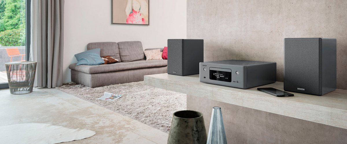 Denon RCD-N10 (Grey) в интерьере с колонками