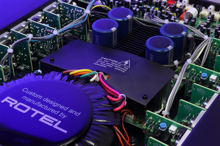 Rotel C8+ Выходной каскад