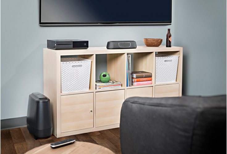 Polk Audio MagniFi Mini в интерьере на тумбе