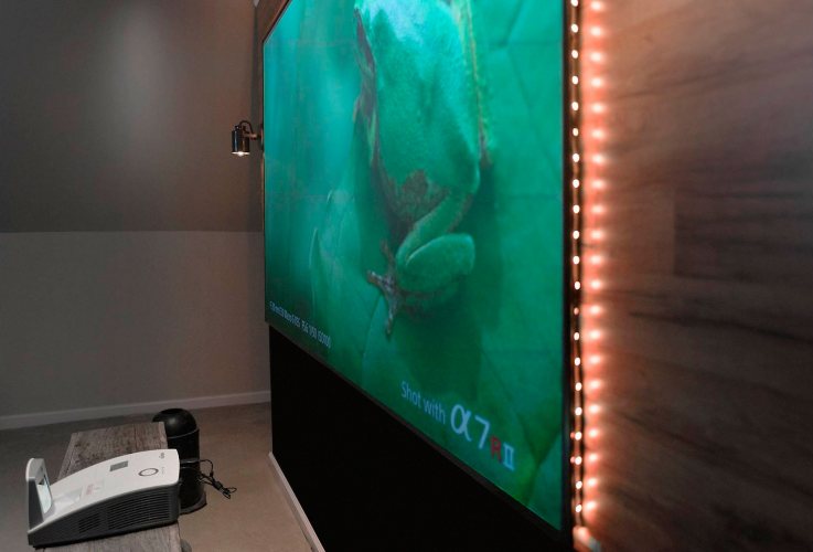 Elite Screen AR100WH2 на стене с подсветкой