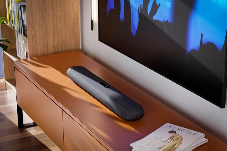 Bluesound PULSE CINEMA MINI Black На тумбе