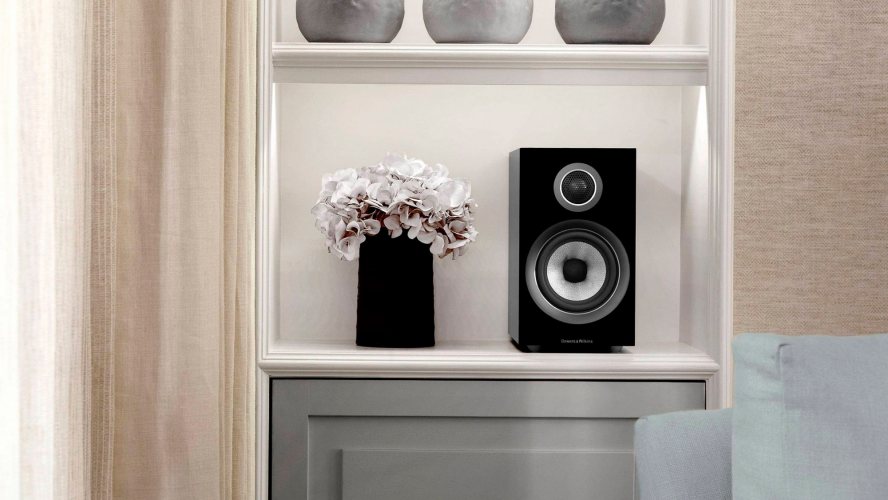 Bowers & Wilkins 707 S2 (Gloss Black) в интерьере