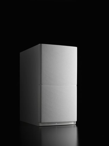 Dali CALLISTO 2 C (White) на тёмном фоне с решёткой