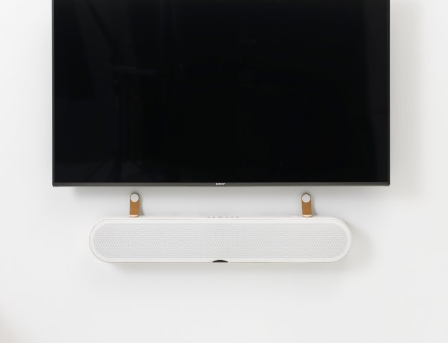 Dali KATCH ONE (Ivory White) на стене под ТВ