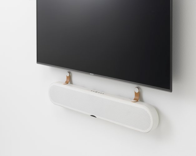 Dali KATCH ONE (Ivory White) на стене под ТВ