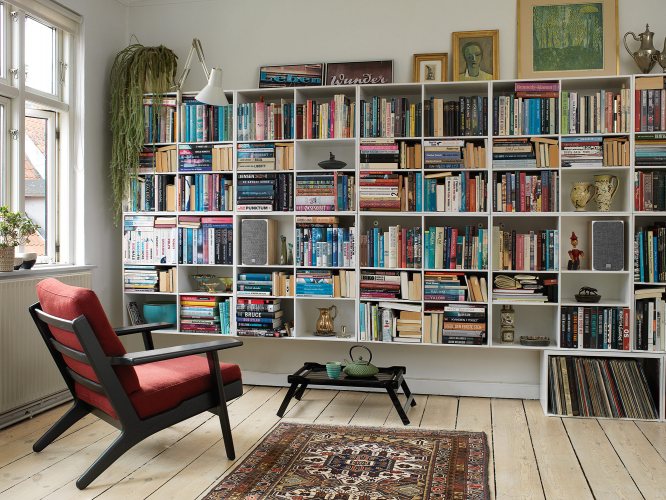 Dali OBERON 1 (Light Oak) В интерьере с решётками