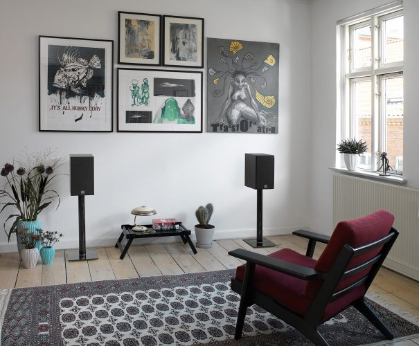 Dali OBERON 3 Black Ash В интерьере с решётками