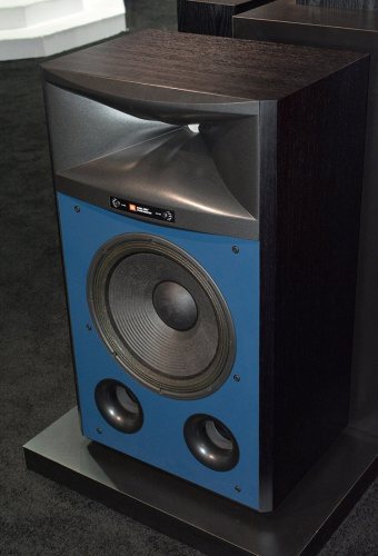 JBL 4367 (Black Walnut) на пьедестале