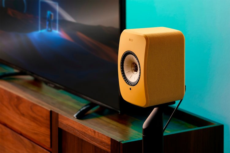 KEF LSX II Amber Haze Возле тумбы