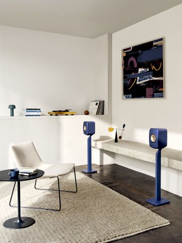 KEF LSX II (Cobalt Blue) в интерьере