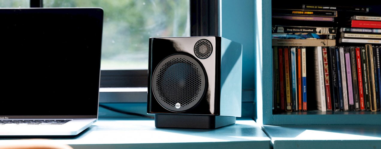Monitor Audio Radius 1 4G High Gloss Black На столе у ноутбука