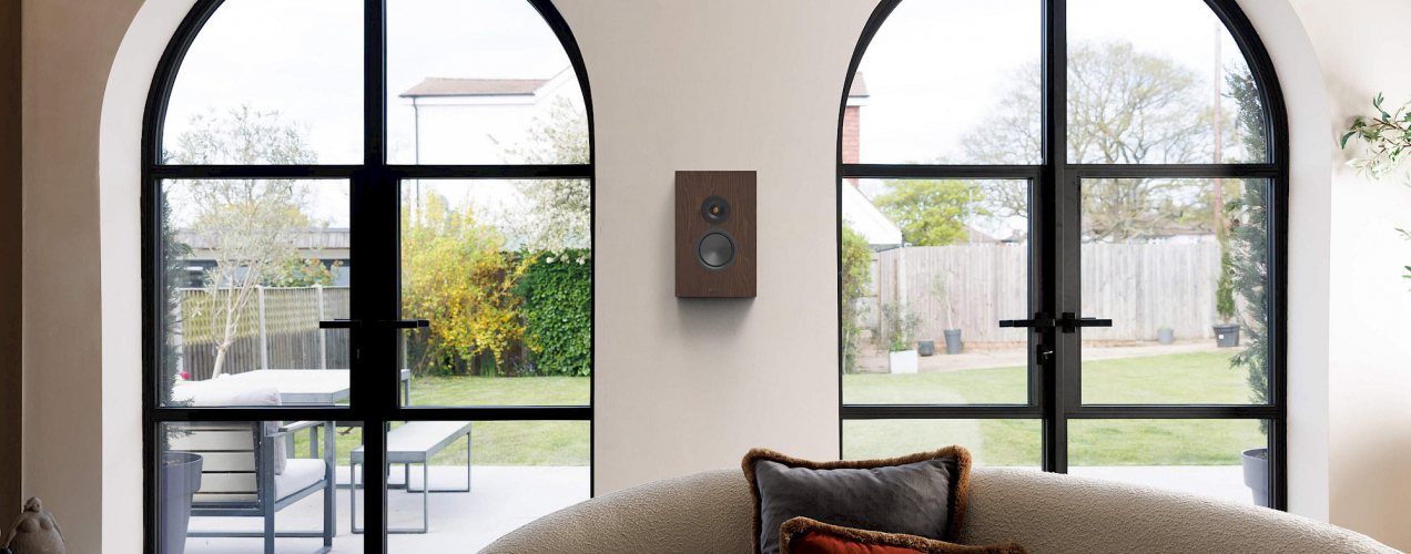 Monitor Audio Silver On-Wall 8G European Walnut В интерьере