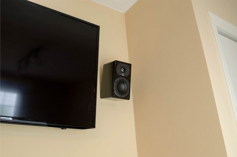 SVS Prime Satellite Piano Gloss Black На стене у ТВ