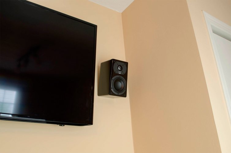 SVS Prime Satellite Piano Gloss Black На стене у ТВ