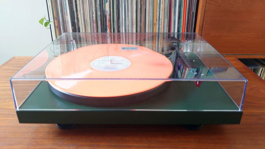 Pro-Ject Debut Carbon EVO (Satin Fir Green) на полке