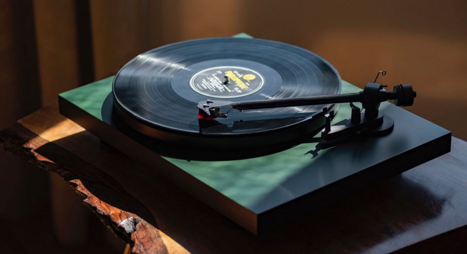 Pro-Ject Debut Carbon EVO (Satin Fir Green) в интерьере