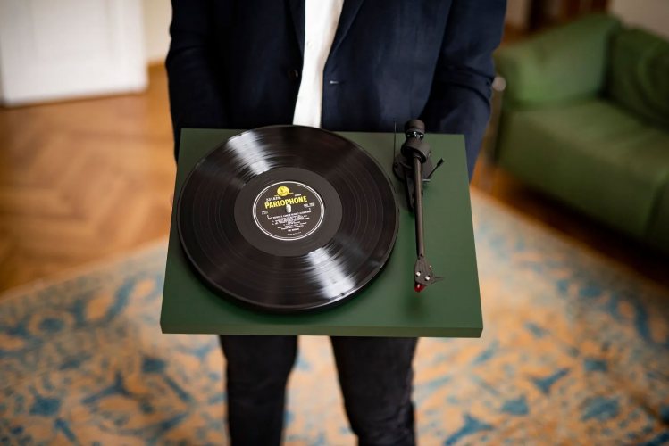 Pro-Ject Debut Carbon EVO (Satin Fir Green) в интерьере