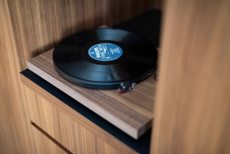 Pro-Ject Debut Carbon EVO (Walnut) в интерьере