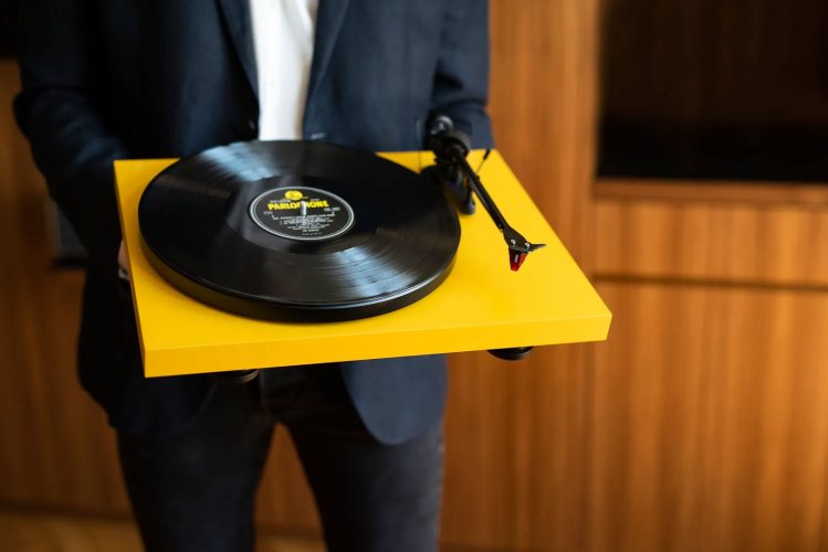 Pro-Ject Debut Carbon EVO (Satin Golden Yellow) в интерьере