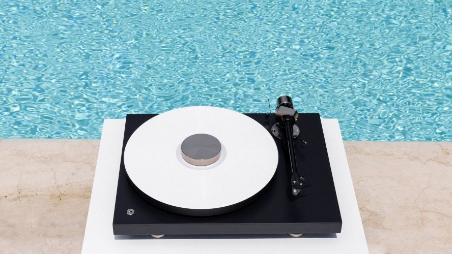 Pro-Ject Debut PRO (Satin Black) в интерьере