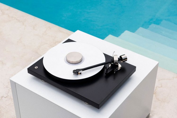 Pro-Ject Debut PRO (Satin Black) в интерьере