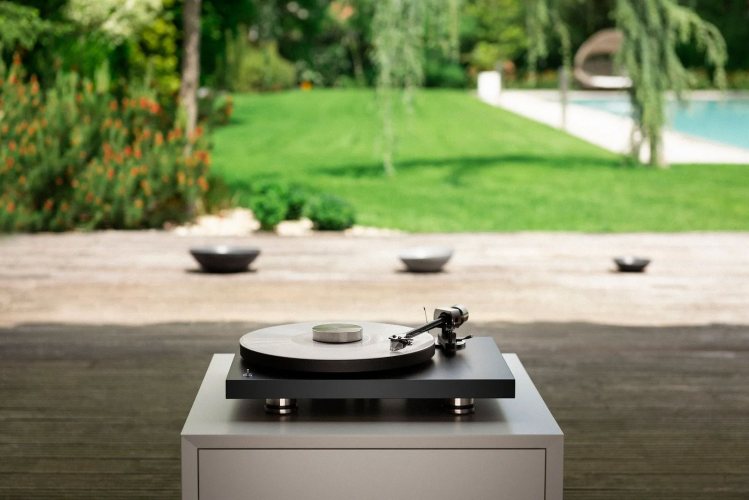 Pro-Ject Debut PRO (Satin Black) в интерьере