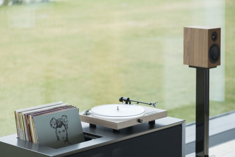 Pro-Ject Juke Box S2 (Walnut) в интерьере