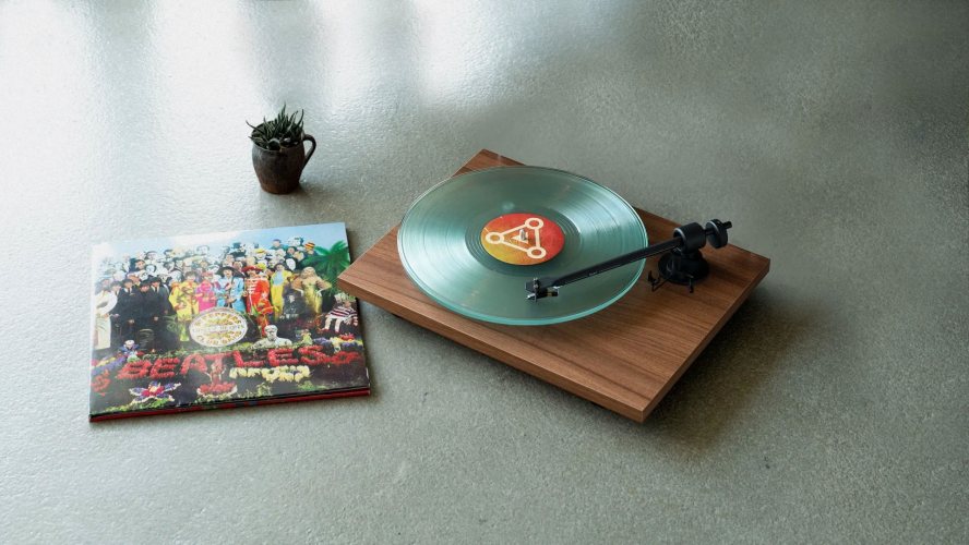 Pro-Ject T1 BT (Walnut) в интерьере