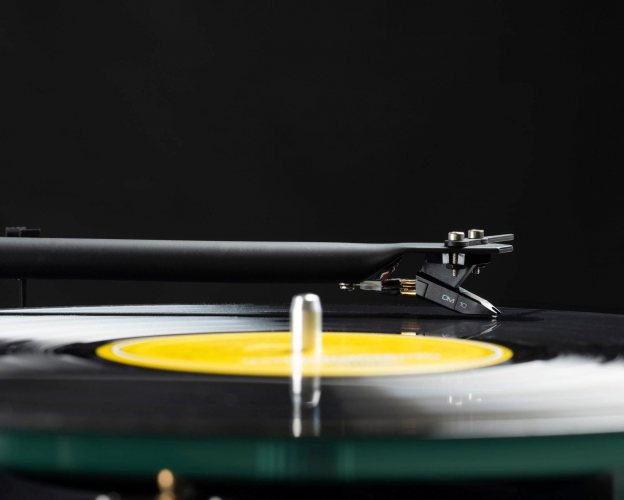 Pro-Ject T1 EVO Phono High Gloss Black Проигрыватель винила