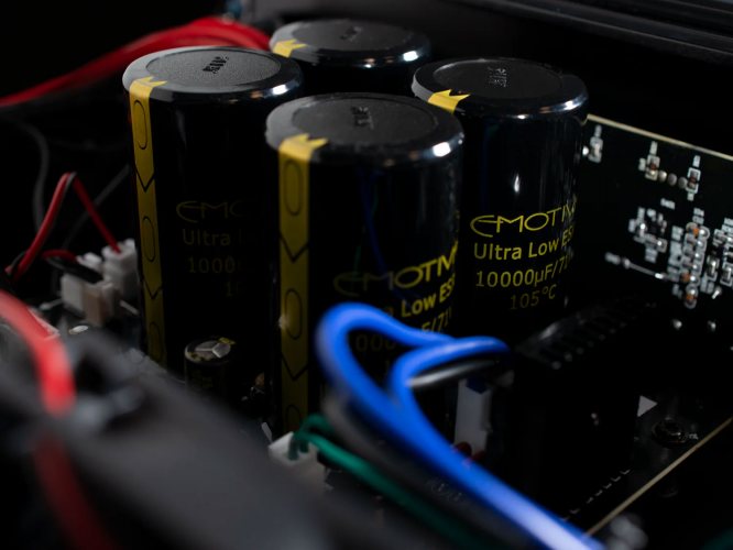 Emotiva BasX A3+ 3-канальный усилитель мощности