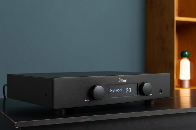 Hegel H150 Black На тумбе