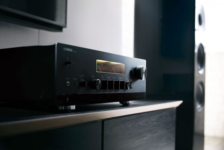 Yamaha R-N2000A Black Сетевой Hi-Fi-ресивер
