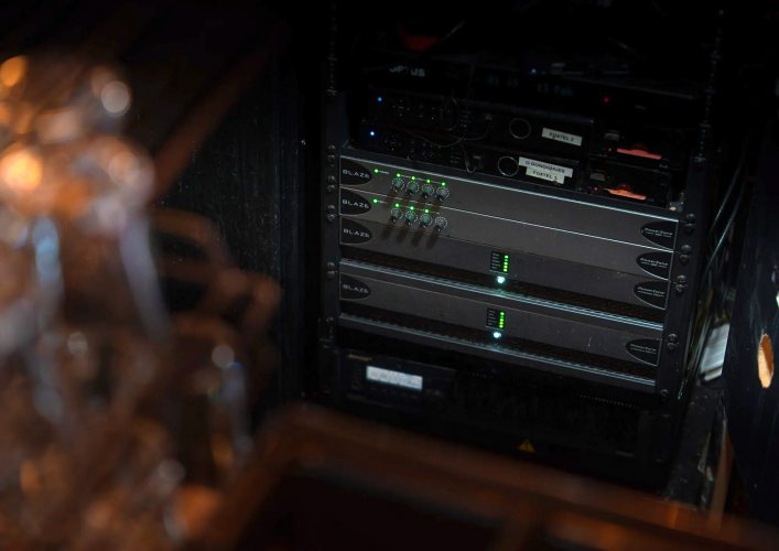 Sonance PowerZone Connect 508 В рэковом шкафу