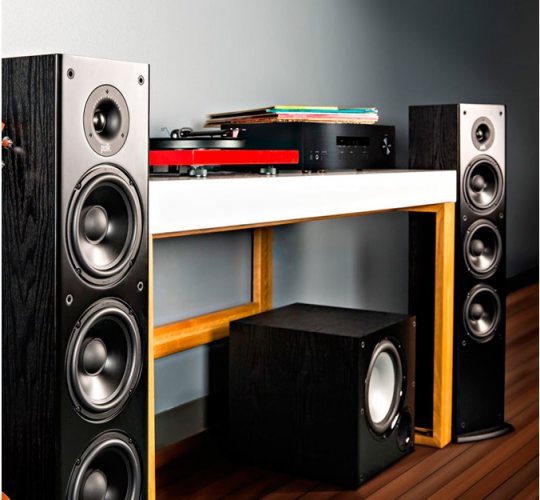 Polk Audio T50 (Black Ash) в интерьере с сабвуфером